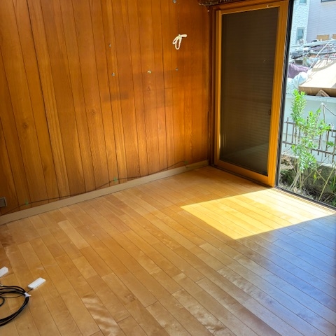 売却・解体前に片付けを終えた川口市の住宅洋室｜明るい日差しが差し込む空間