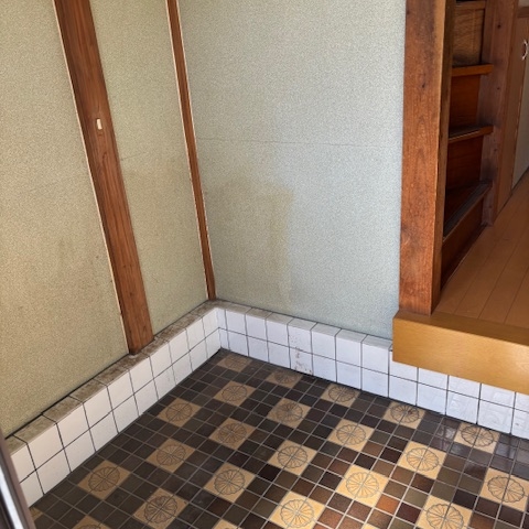 川口市の住宅玄関の片付け後｜靴や小物が撤去され解体準備が整った状態