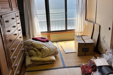 埼玉県川口市の解体予定住宅｜畳の上に家具や荷物が残された和室の片付け前の様子