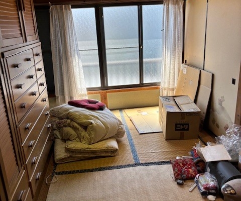 埼玉県川口市の解体予定住宅｜畳の上に家具や荷物が残された和室の片付け前の様子