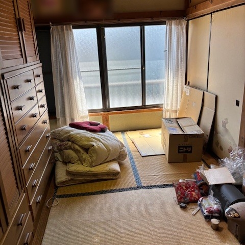 埼玉県川口市の解体予定住宅｜畳の上に家具や荷物が残された和室の片付け前の様子