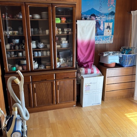 川口市で売却前の住宅片付け作業前｜食器棚や家電が残る木目調の洋室