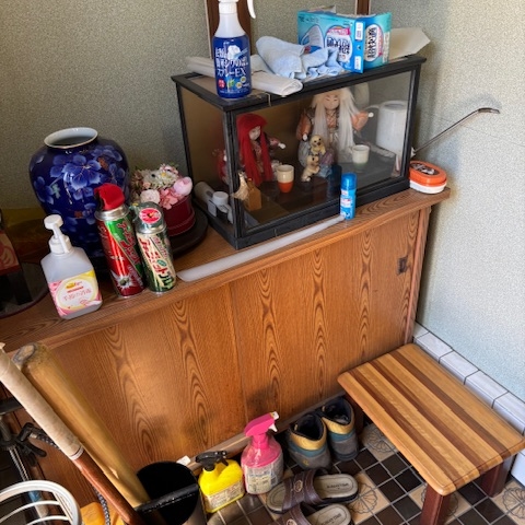 埼玉県川口市の住宅玄関片付け前｜靴箱の上に日用品や人形ケースが置かれた状態