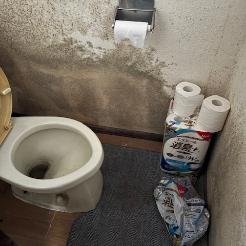 真岡市の賃貸アパートにて、孤独死発生後の室内状況。床や壁に汚れが残り、強い臭気がこもった状態の居室。