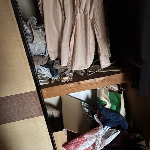 押し入れ内部に生活用品や衣類が残された状態。湿気と臭気がこもり、整理・除菌前の様子（栃木県真岡市）