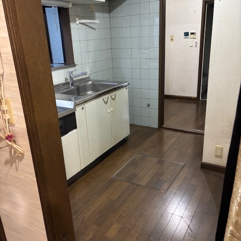 不用品撤去後のキッチン。床面が見え、スッキリと整理された状態。