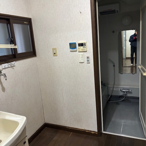 洗面所の整理後。洗濯機撤去後の床が見え、清潔な空間に。