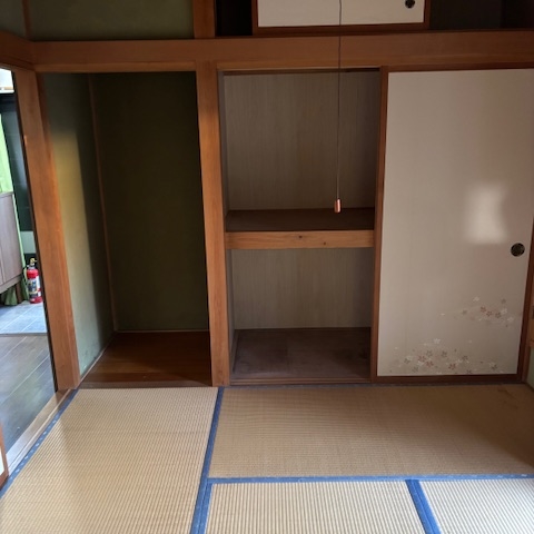 和室の片付け後。押し入れが空になり、畳が広く見える状態に整えられた。