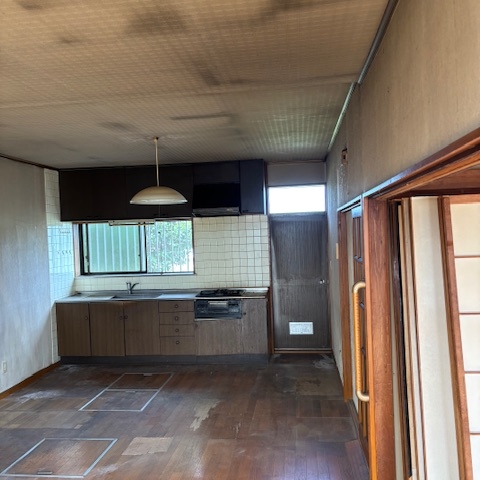 不用品撤去後のキッチン。床面が見え、生活用品がすべて片付けられた清潔な状態。