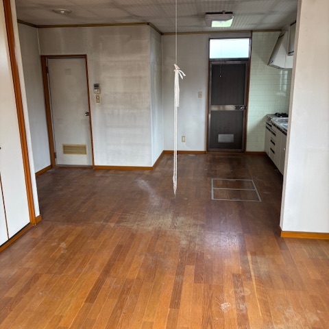 リビングの片付け後。すべての家財が撤去され、広い床面が見えて明るくなった室内。