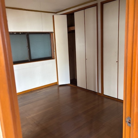 洋室の片付け後。収納が空になり、床や壁が見えるスッキリとした室内の状態。