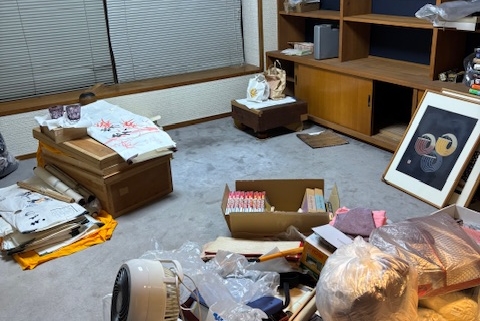 栃木県宇都宮市の戸建住宅にて、施設入所に伴う家財整理前の居室の様子。生活用品や家財がまだ多く残っている状態