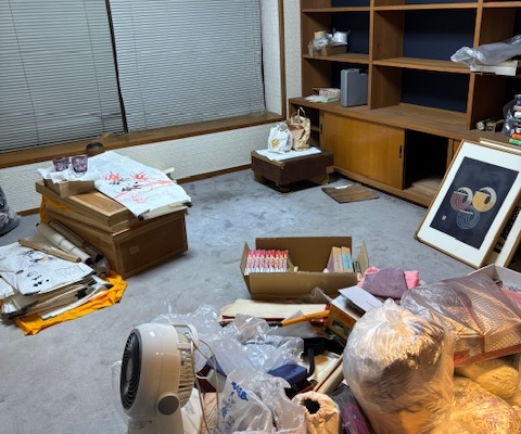 栃木県宇都宮市の戸建住宅にて、施設入所に伴う家財整理前の居室の様子。生活用品や家財がまだ多く残っている状態