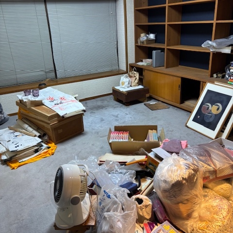 栃木県宇都宮市の戸建住宅にて、施設入所に伴う家財整理前の居室の様子。生活用品や家財がまだ多く残っている状態