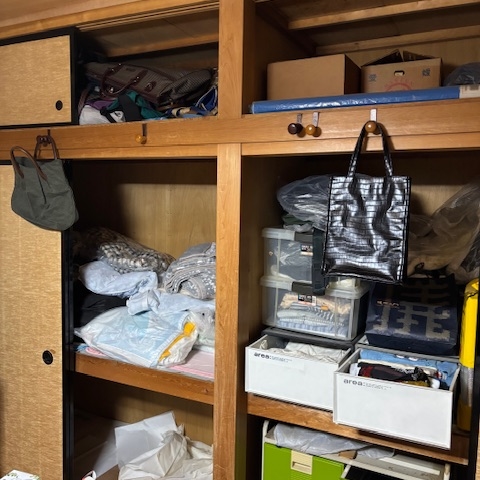 家財整理前の造作棚のある部屋。書類や紙類、生活雑貨が混在して保管されている状態|不用品片付け前の様子