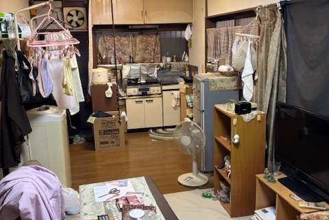 宇都宮市の賃貸住宅にて、ご逝去後の不用品片付け前の居室と収納の様子