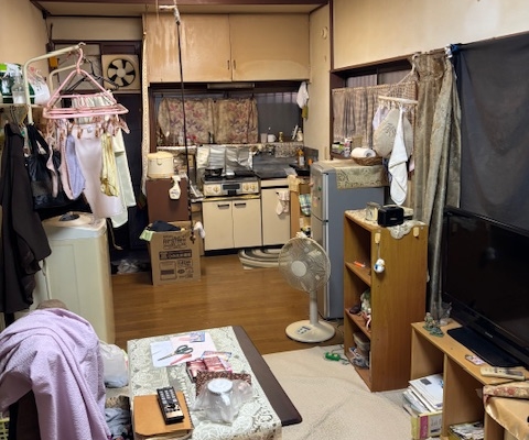 宇都宮市の賃貸住宅にて、ご逝去後の不用品片付け前の居室と収納の様子