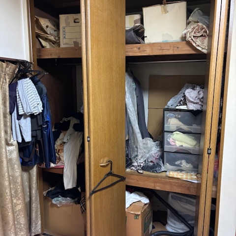 押し入れ内部に衣類や箱類が整然と収納されている施工前の状態｜宇都宮市 家財整理