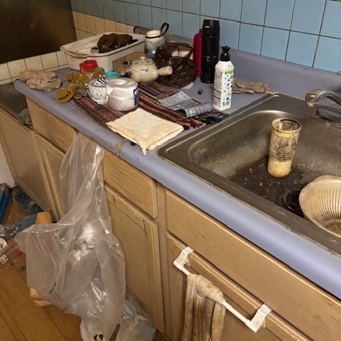 宇都宮市の賃貸物件にて、残置物と汚れが残るキッチンの施工前の様子