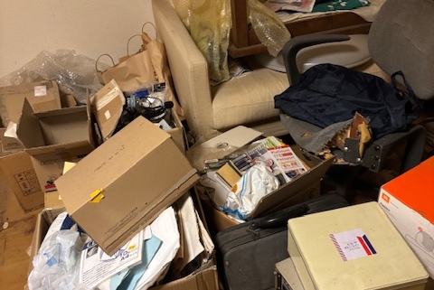 段ボールや家具が残る居室の施工前写真|宇都宮市 残置物撤去