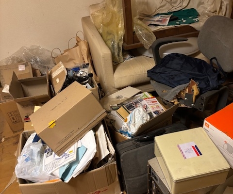 段ボールや家具が残る居室の施工前写真｜宇都宮市 残置物撤去