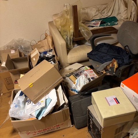 段ボールや家具が残る居室の施工前写真|宇都宮市 残置物撤去